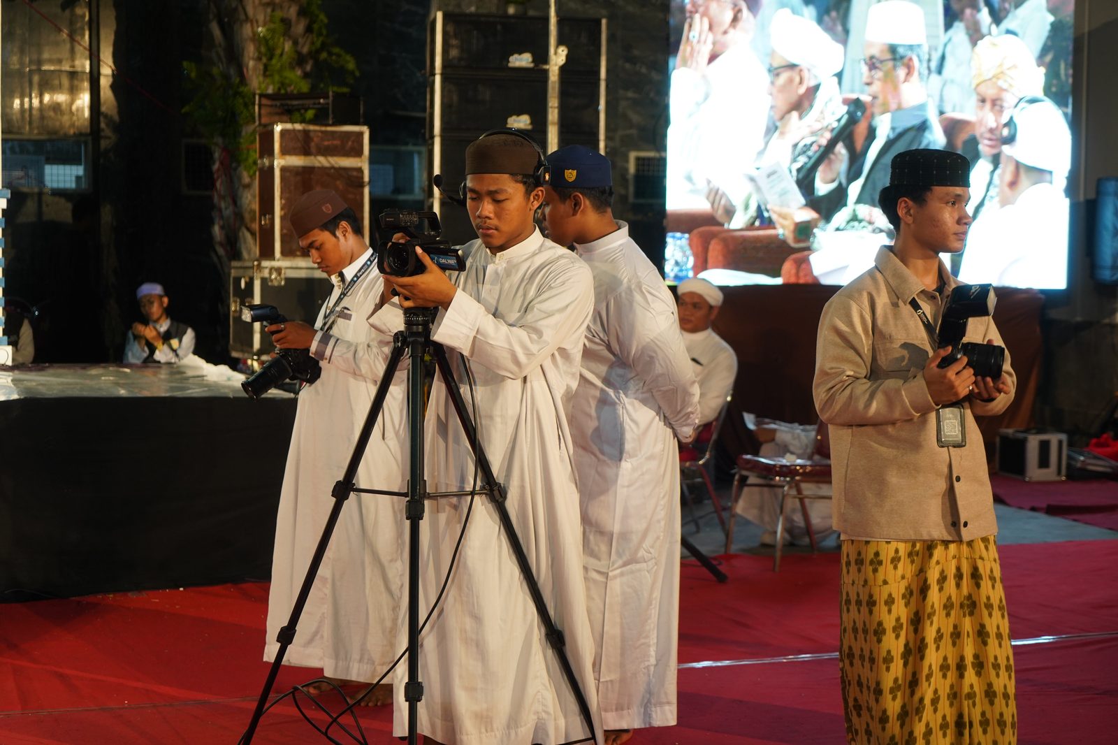 Haidar bertugas sebagai kameramen saat siaran langsung Dalwa TV